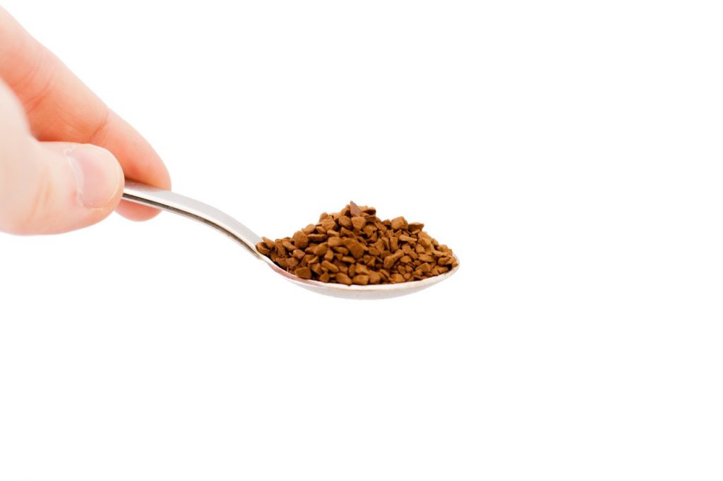 Instant-Kaffee auf Löffel